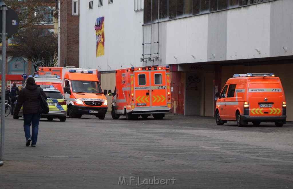 Einsatz BF Koeln Messerstecherei Koeln Porz Josefstr P01.JPG - Miklos Laubert